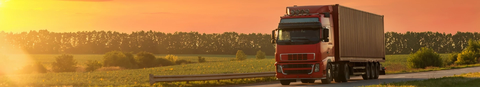 ciężarówka jadąca o wschodzie słońca